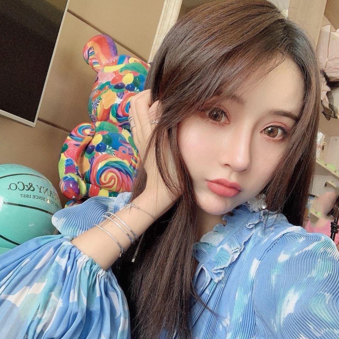 杨依姗《爆款穿搭》