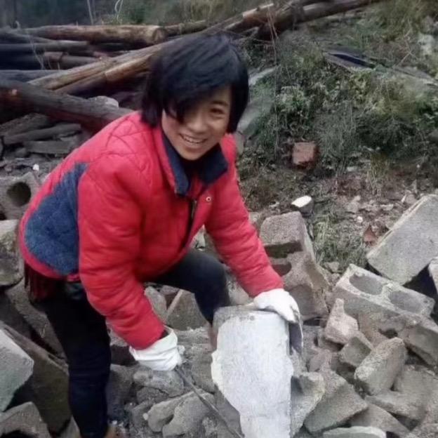 走出大牢的女子