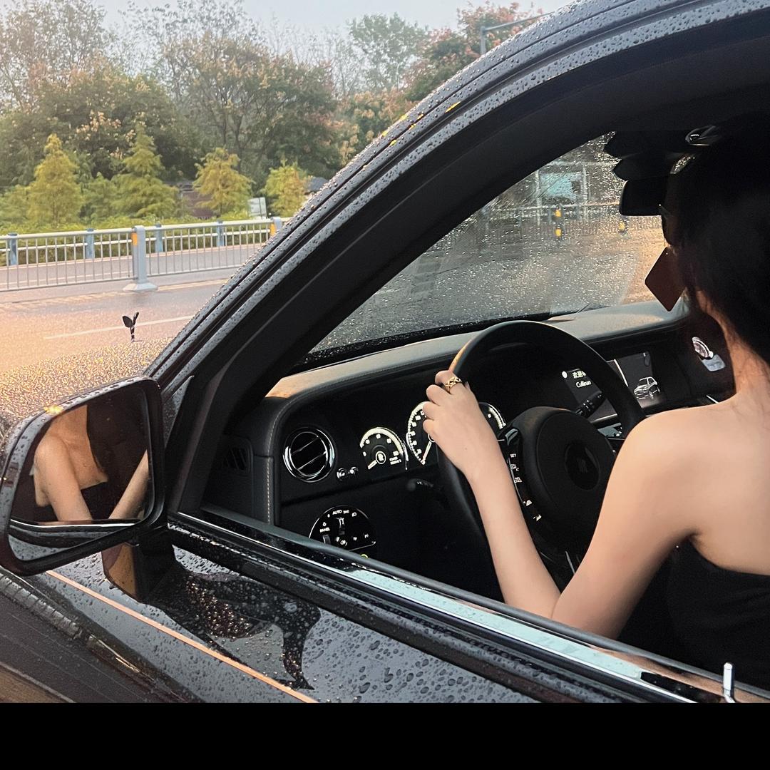 何三三