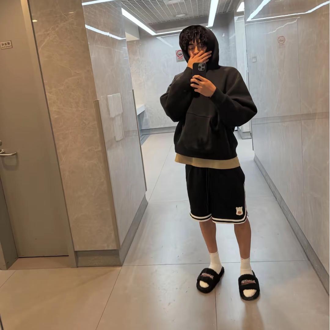 申屠逸斐.