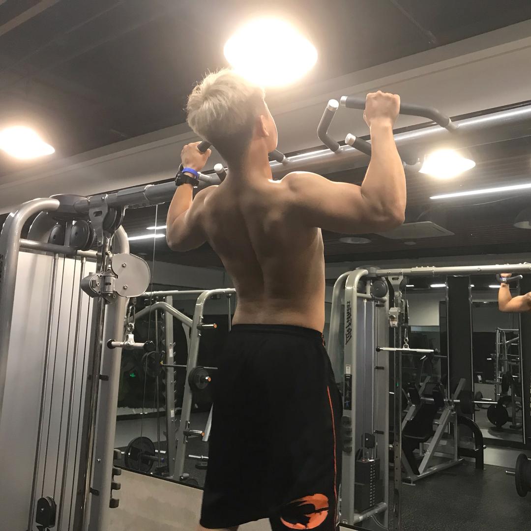 没有腹肌的康康！