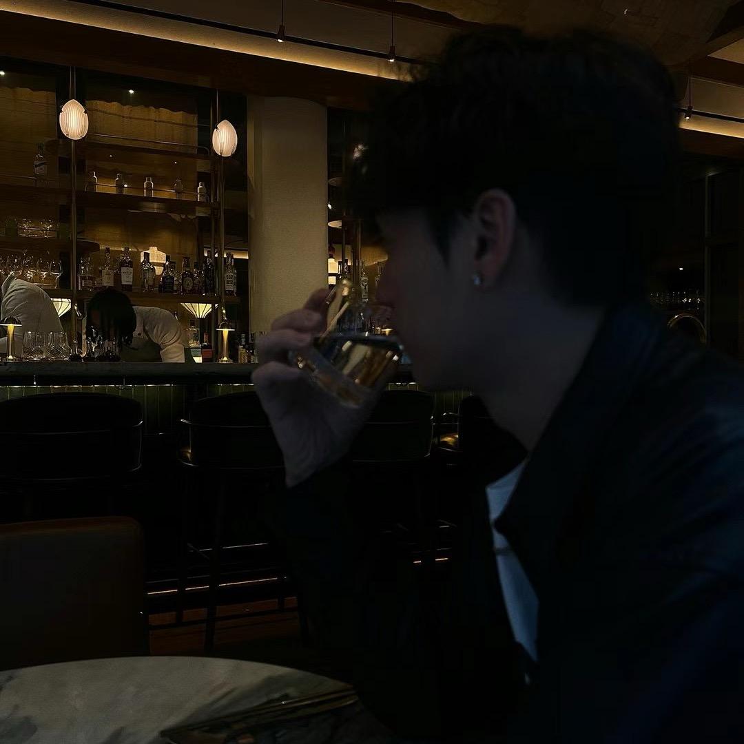 一个爱了很久的朋友。