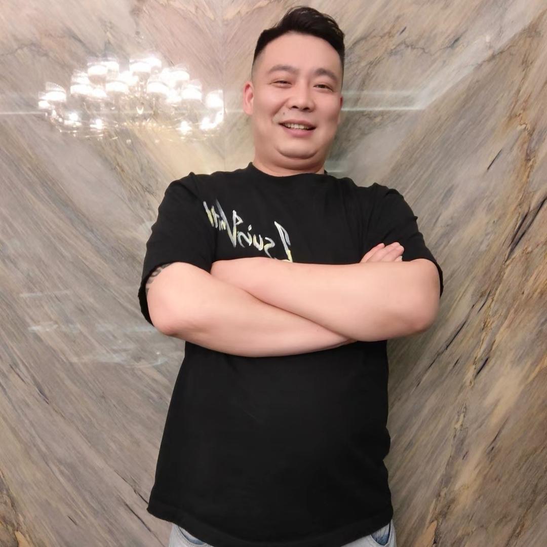 张佳明（脸朝外）