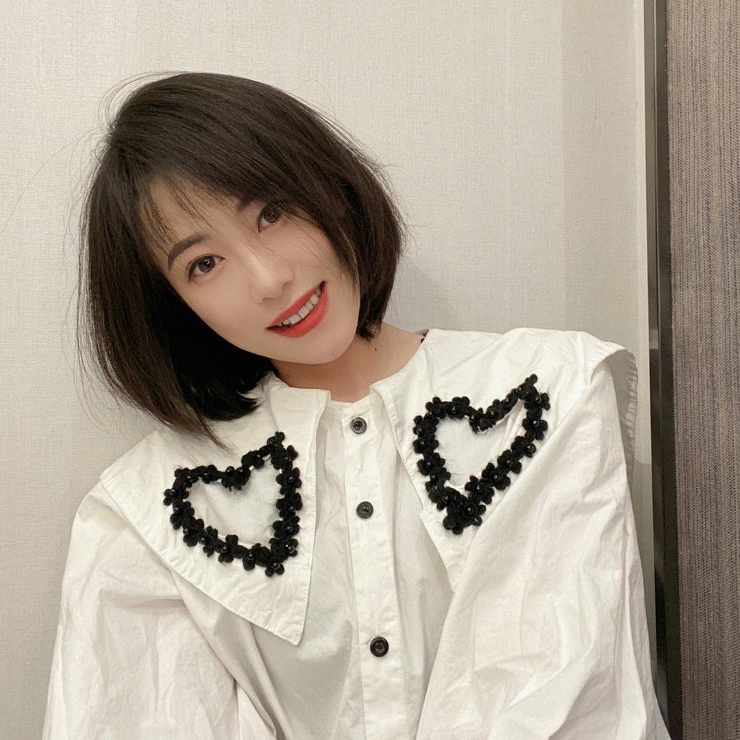 她