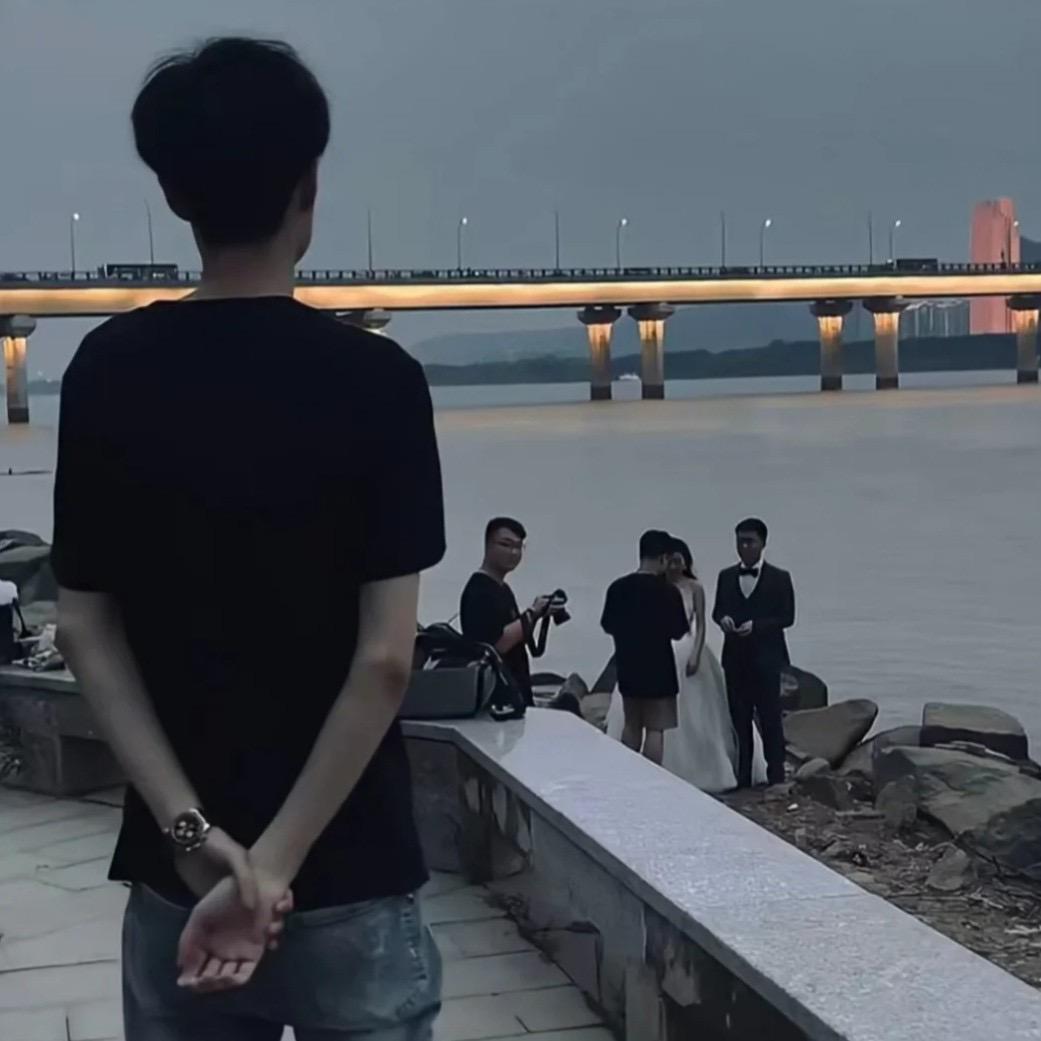 爱喝冰美式.