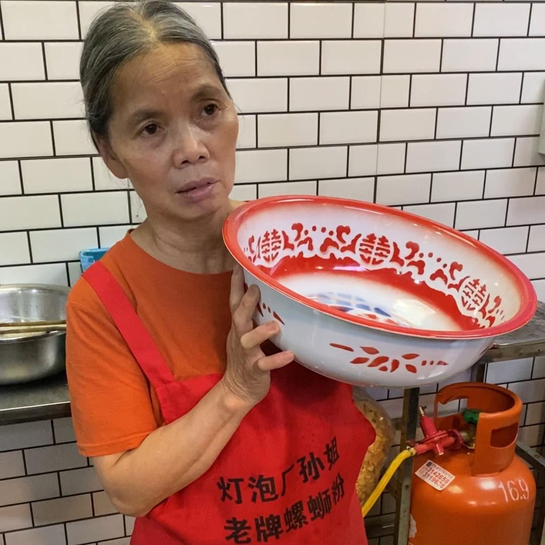 孙阿姐卖螺蛳粉