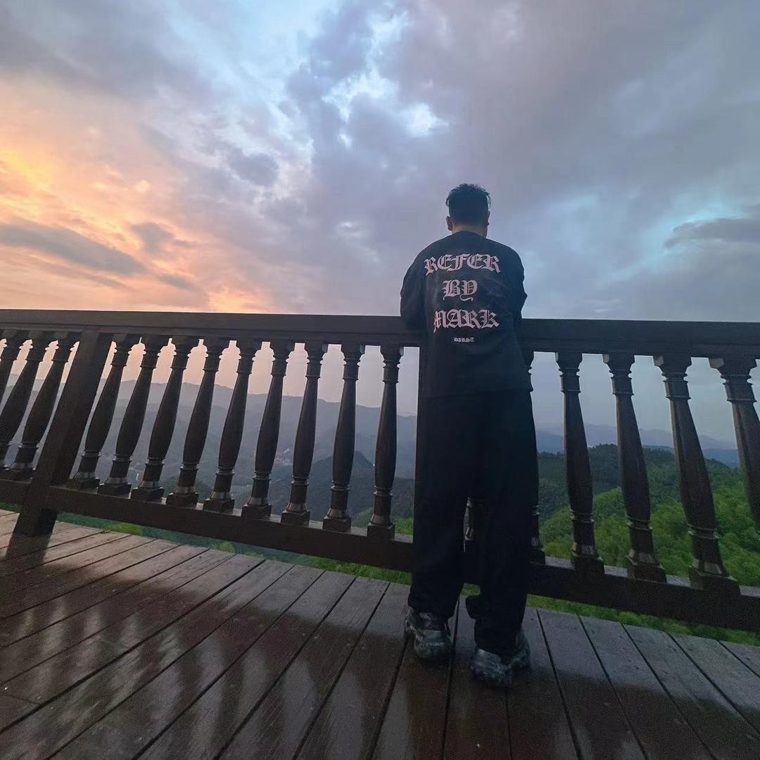 做防水的小男孩