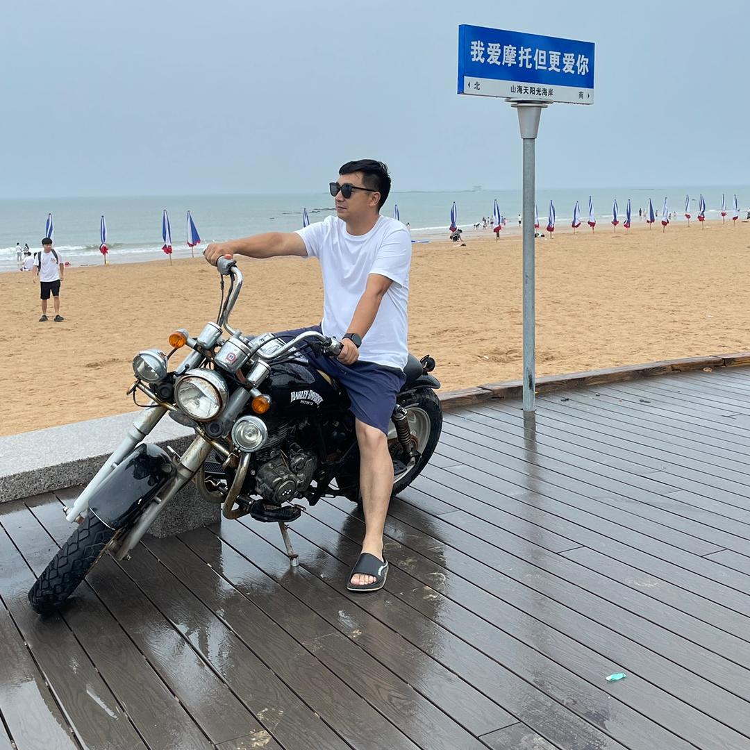 张 明