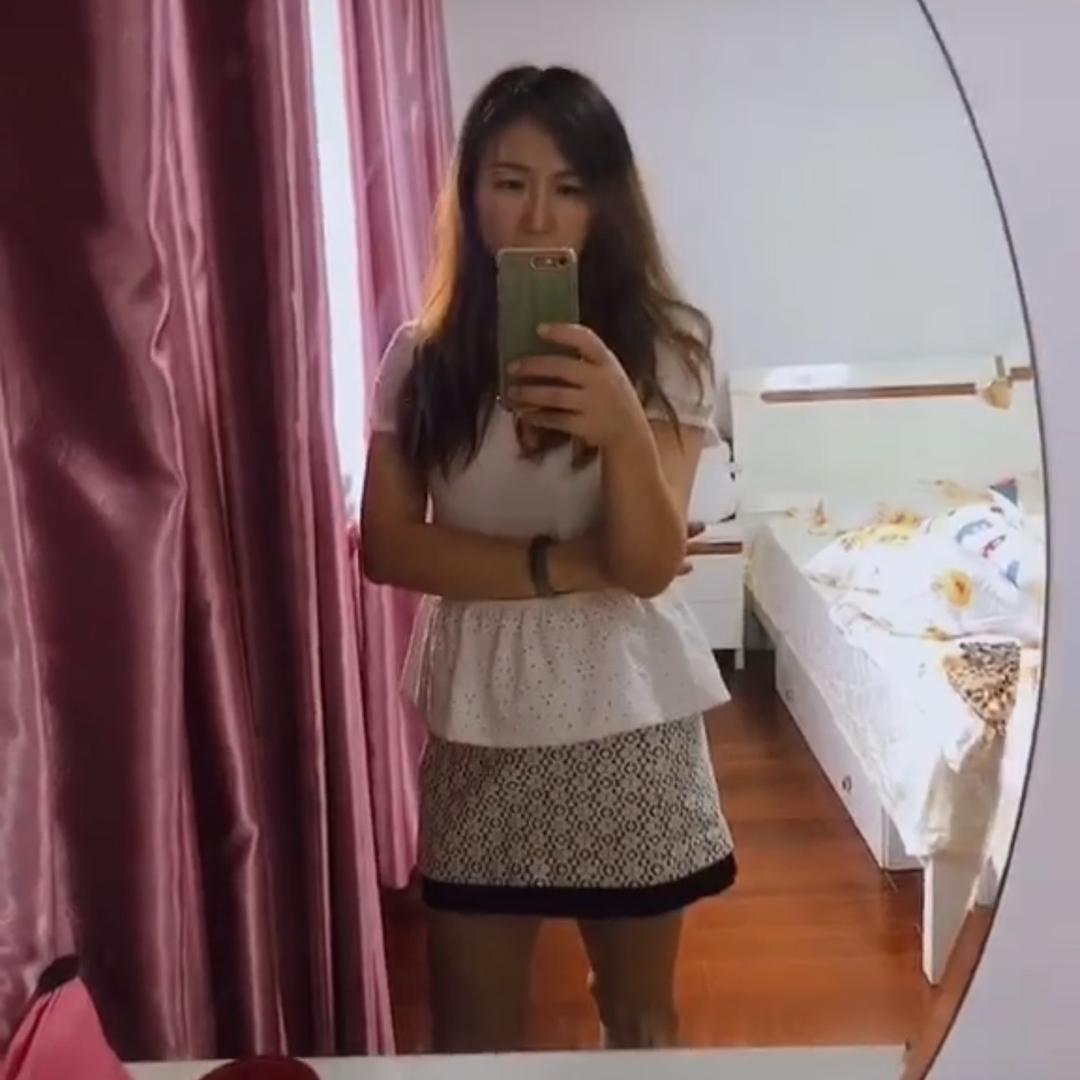 芳妹则