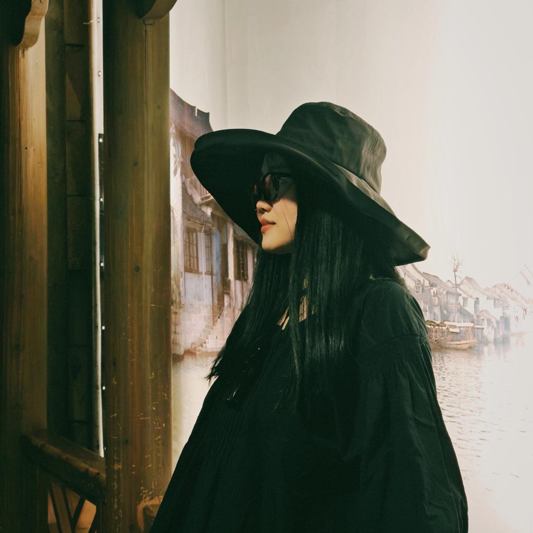 村里有个姑娘叫小芳