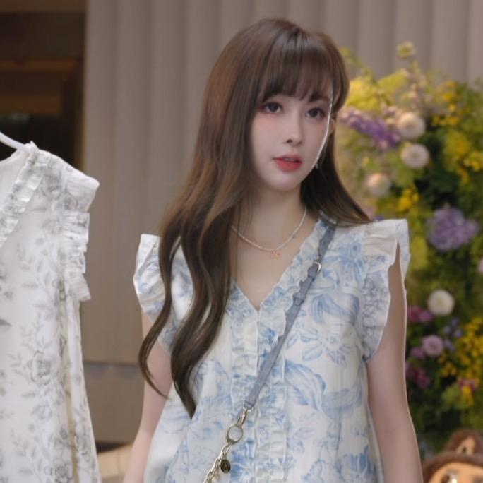 游鹿鹿认真穿搭中