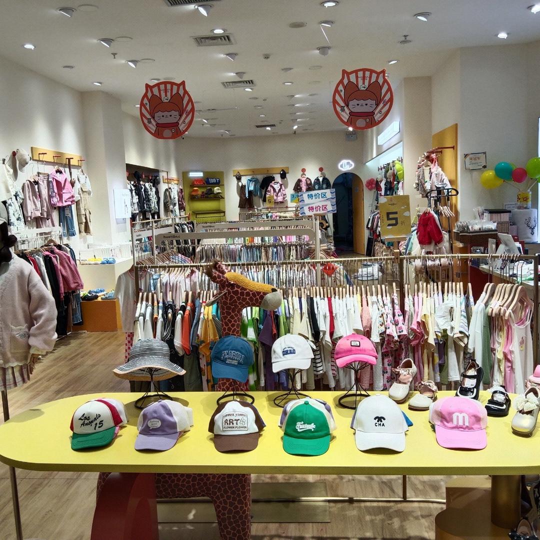 万达二楼童装折扣店