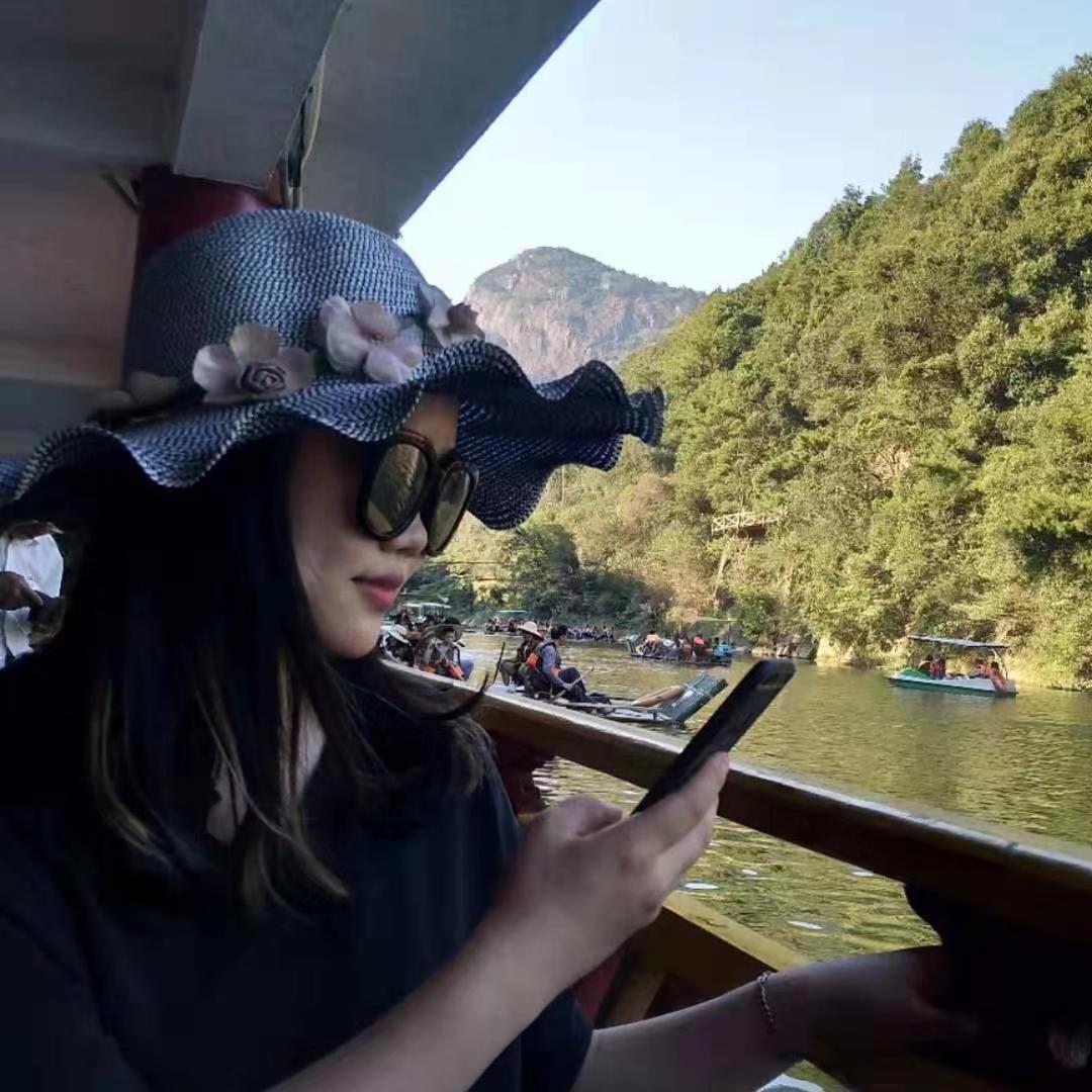 村里有个姑娘叫小芳