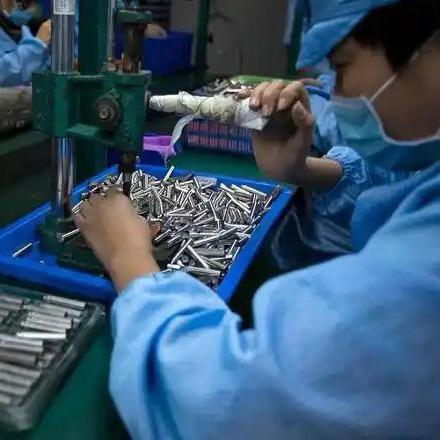 打螺丝的小男孩