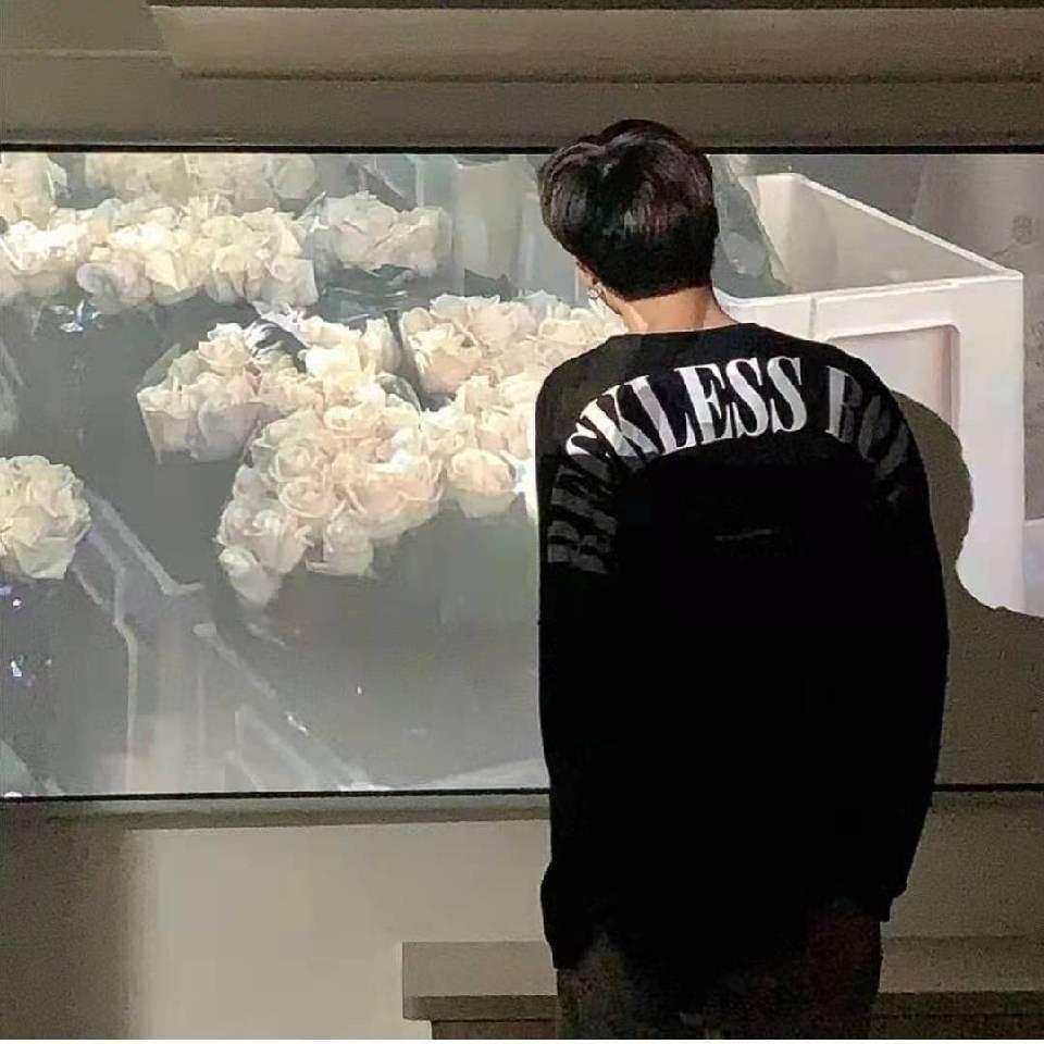 亦月.