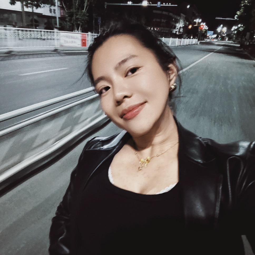 摆地摊的巴马妹