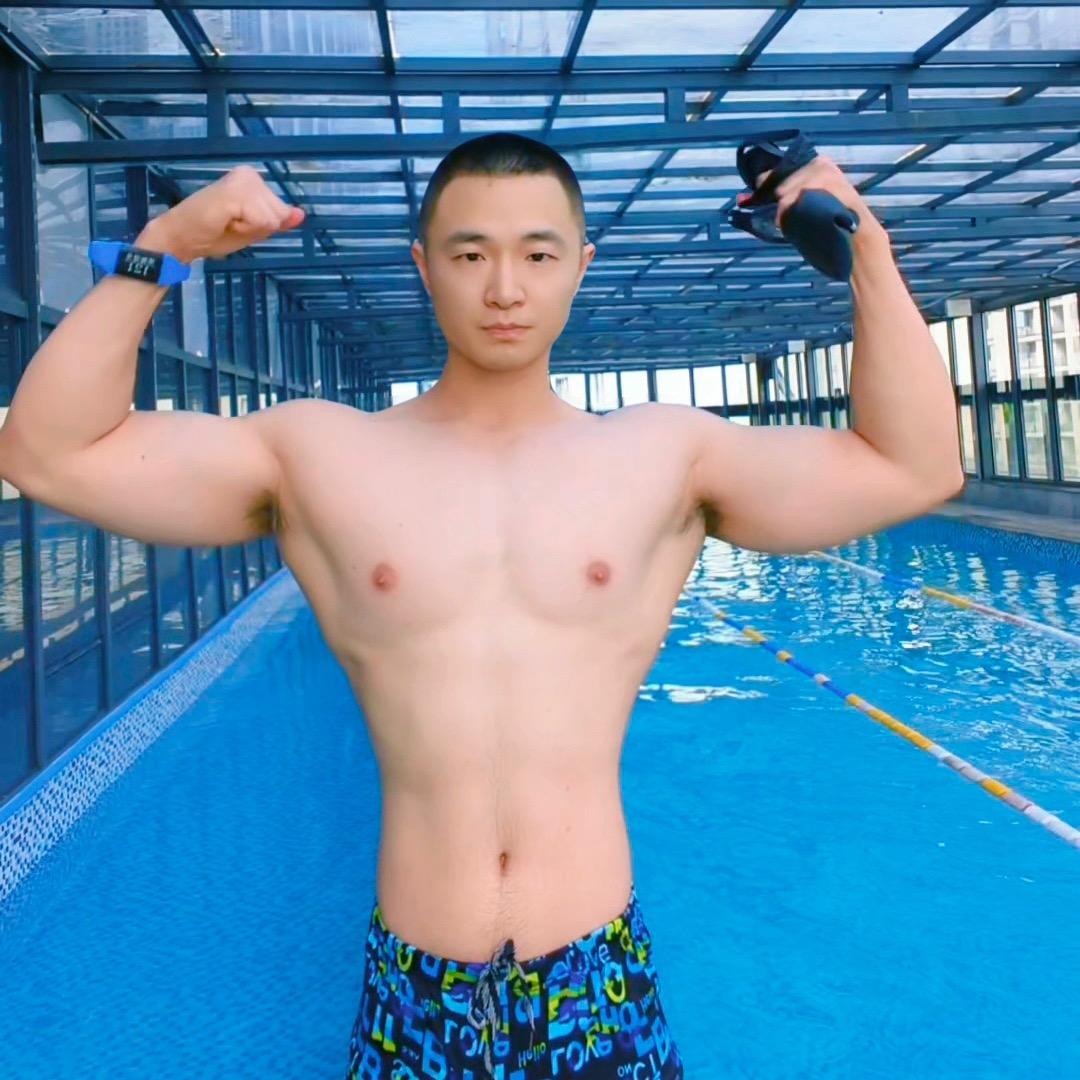 爱健身的撸铁娃