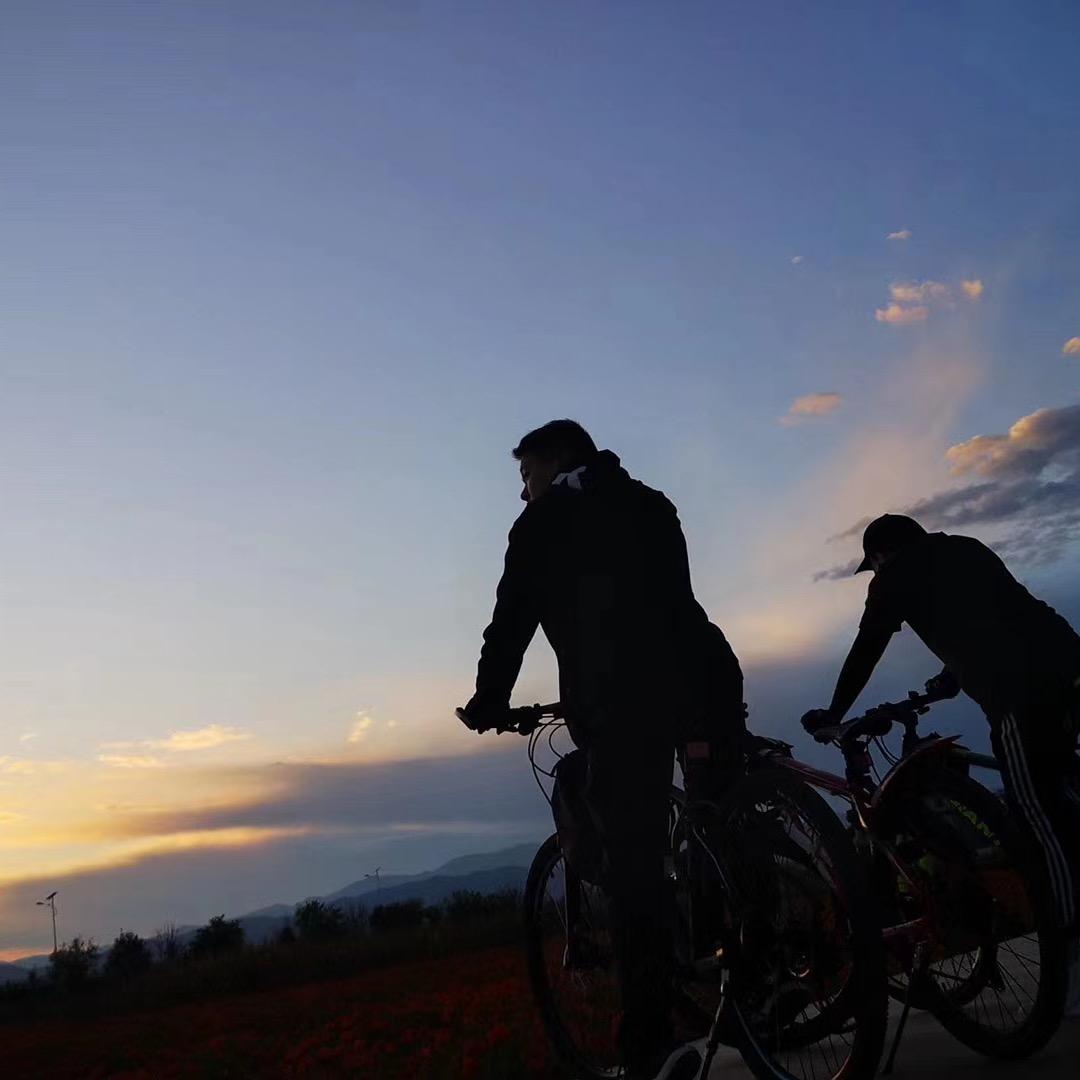 月亮不睡你不睡