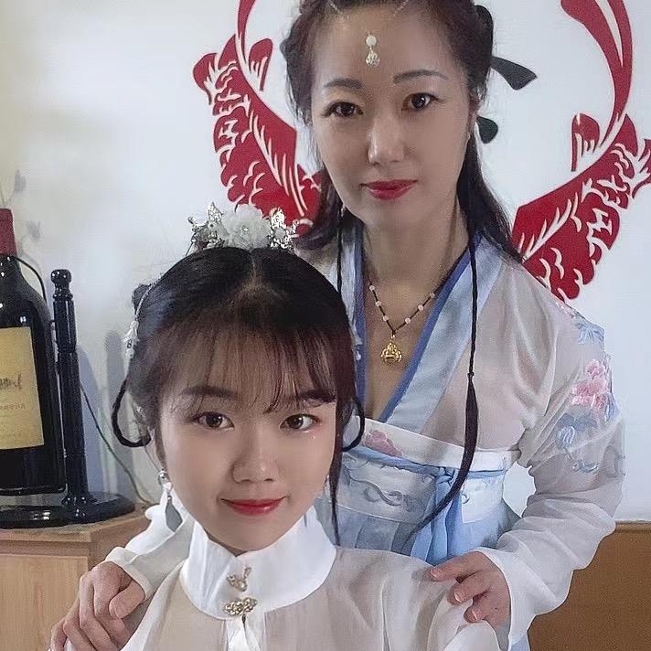 肖霞