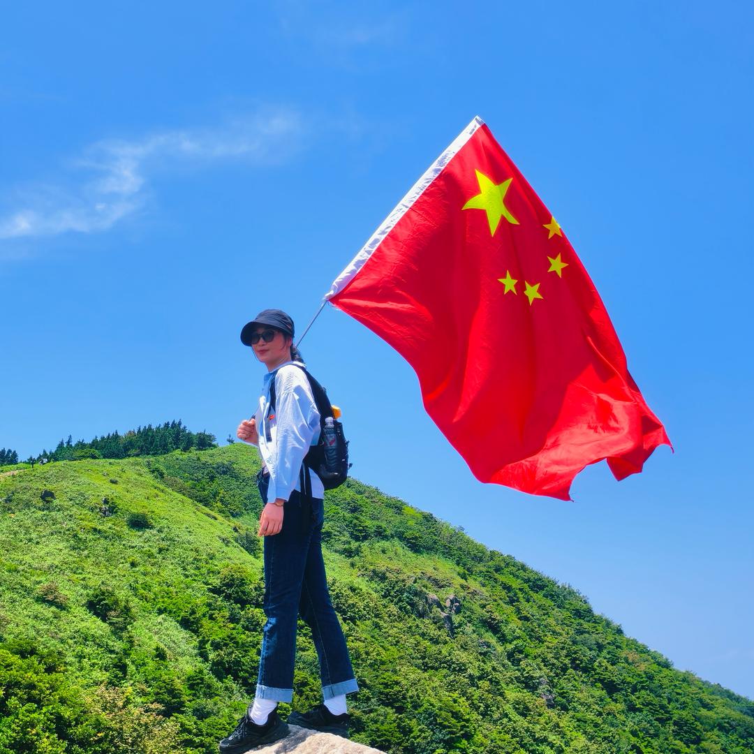 爱逛山的芳阿姨