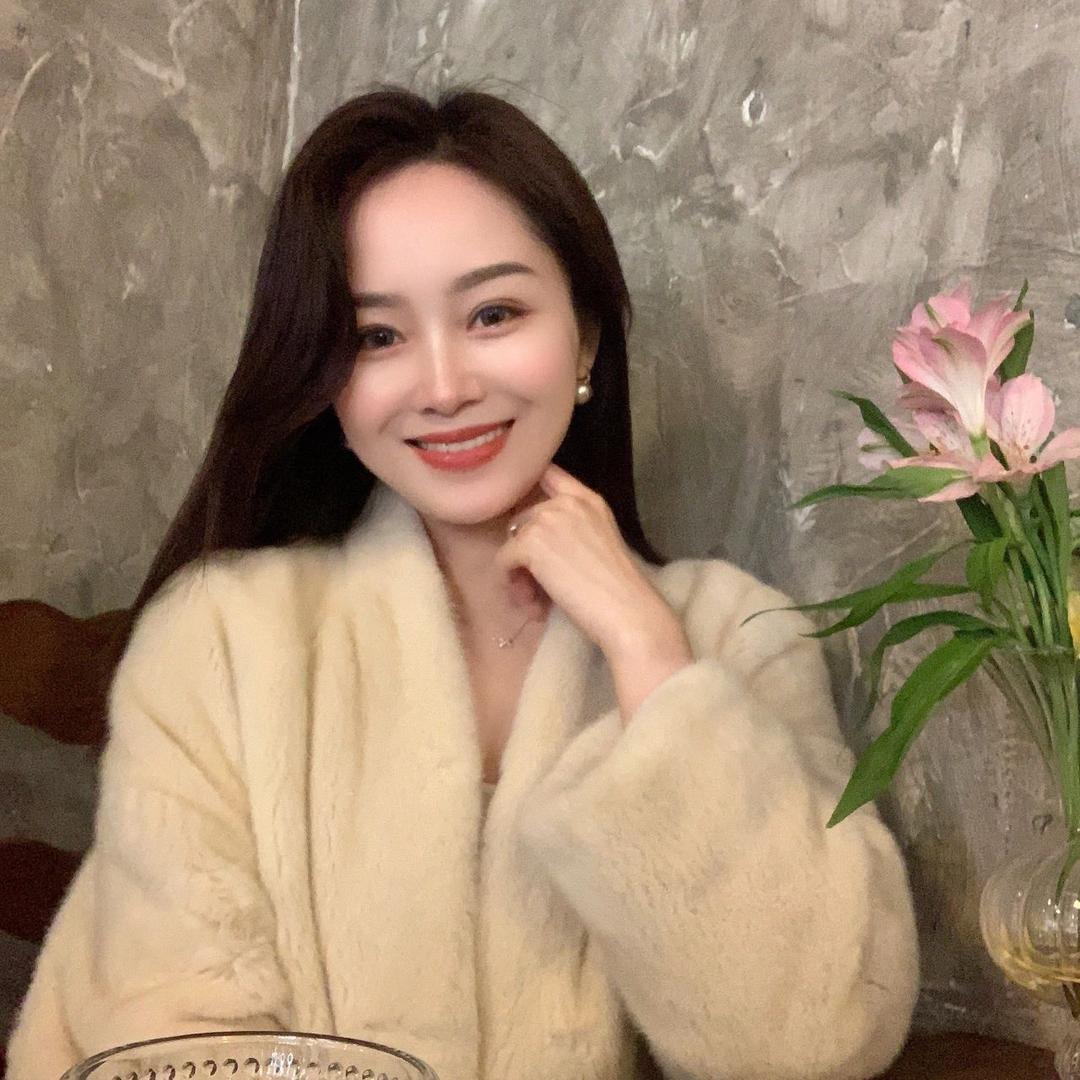 @何雅.