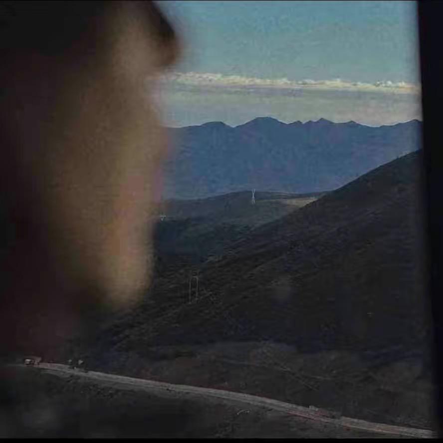 手拿白酒灌哑巴