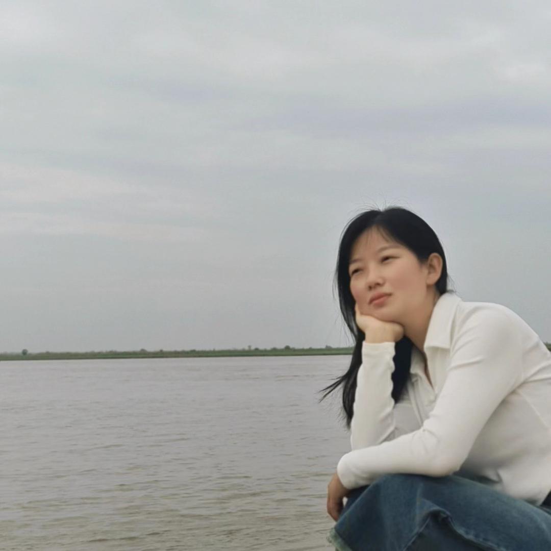 果汁的小姐姐