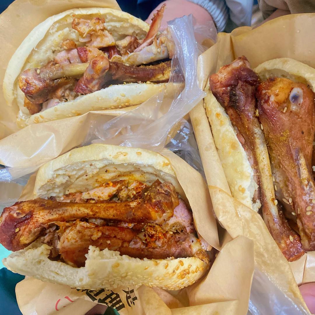 广宗烧饼夹鸡腿.土豆泥拌粉