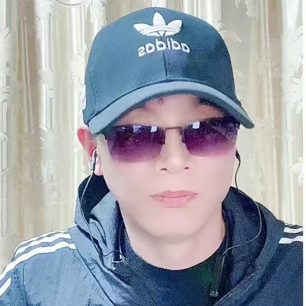 跑调哥，主打伤感情歌