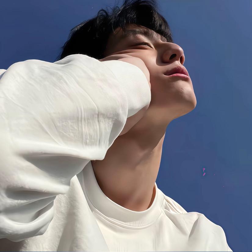 你低垂的眼眸看起来像羞涩