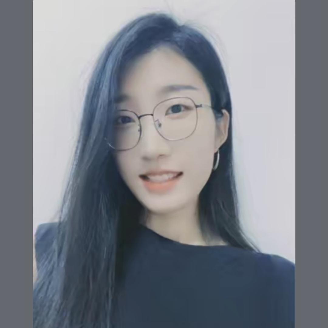 嘘。小鹿在装睡。