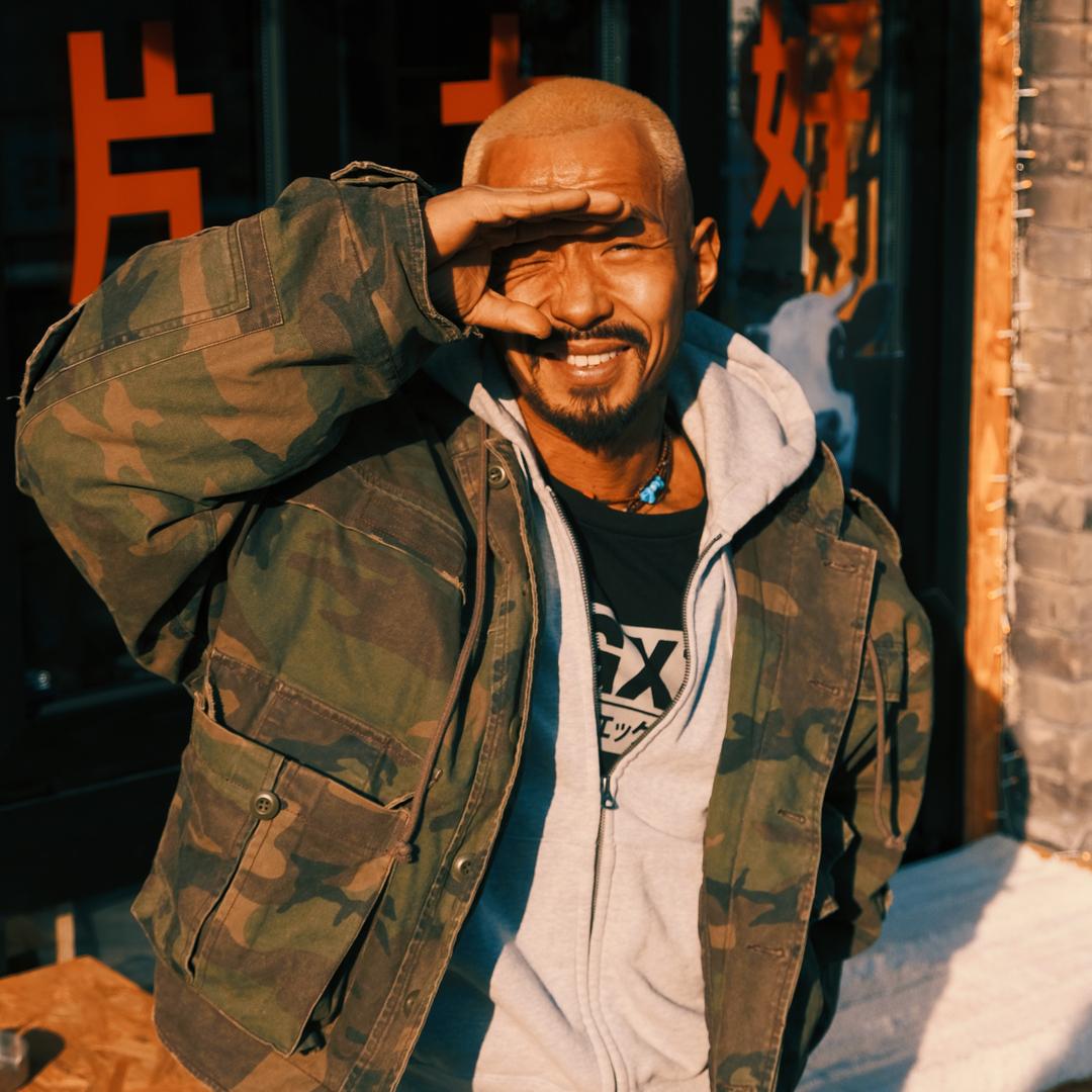 卖艺的小青年