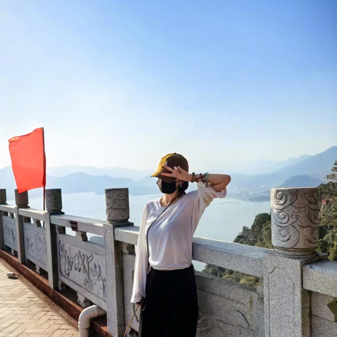 漆黑中的萤火虫