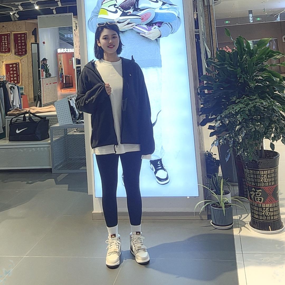 桑植县梅尼广场一楼耐克店熊大姐