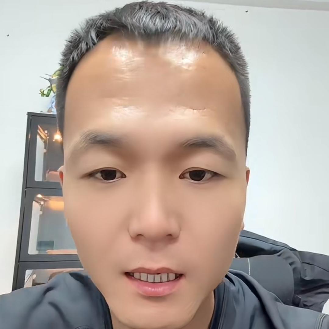 潘宏爱遛狗