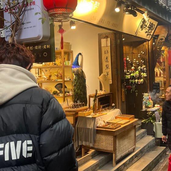 兰袅.