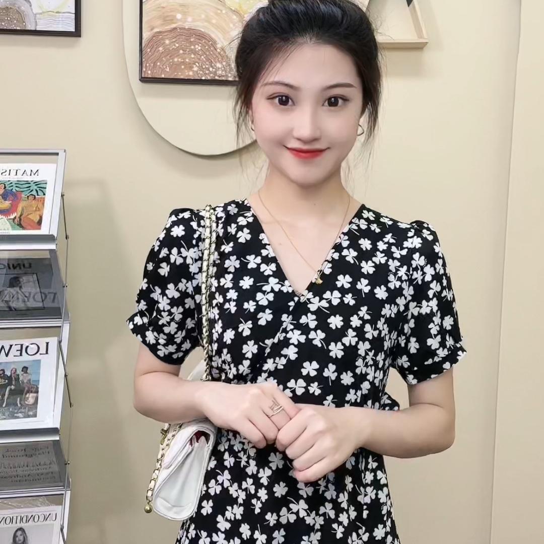 依烁服饰直播间