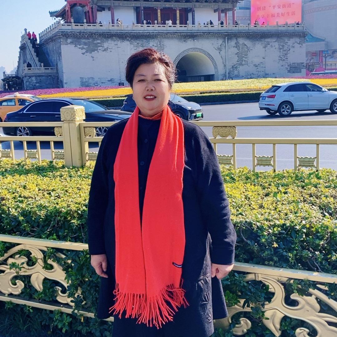 启东韭菜大姐，厨窗有优质铁锅