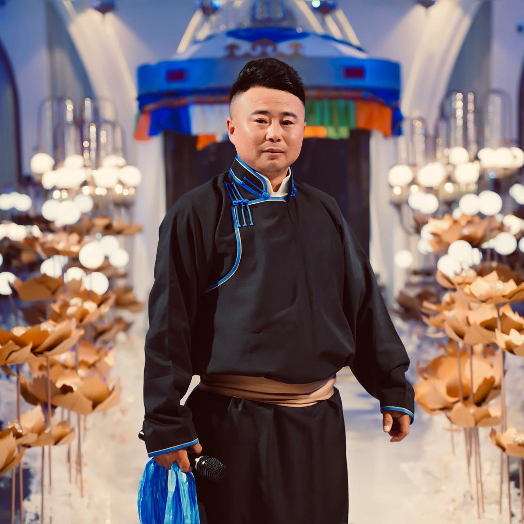 主持人🎤。 宝音温都苏