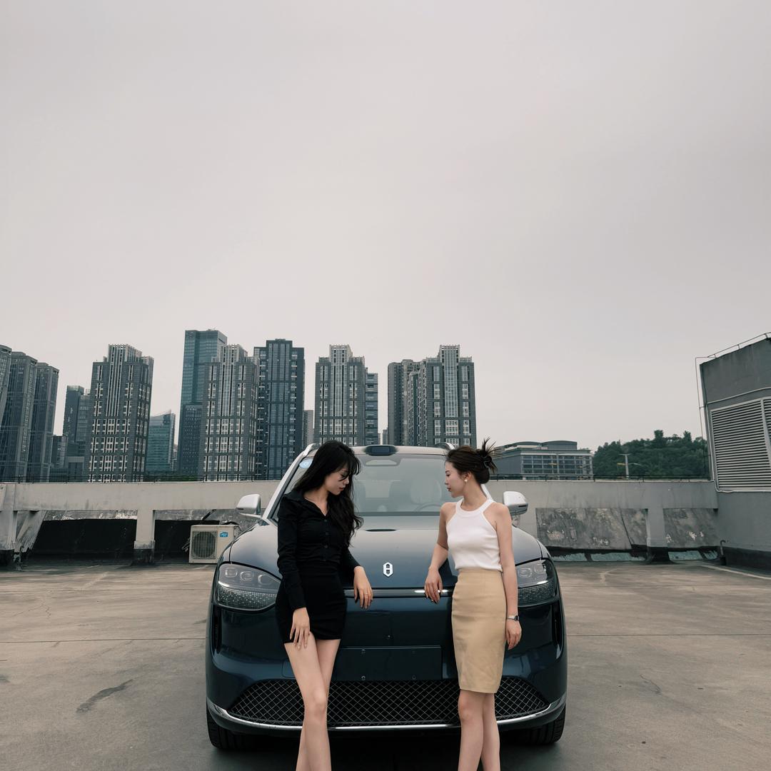 00后两姊妹汽博卖二手车