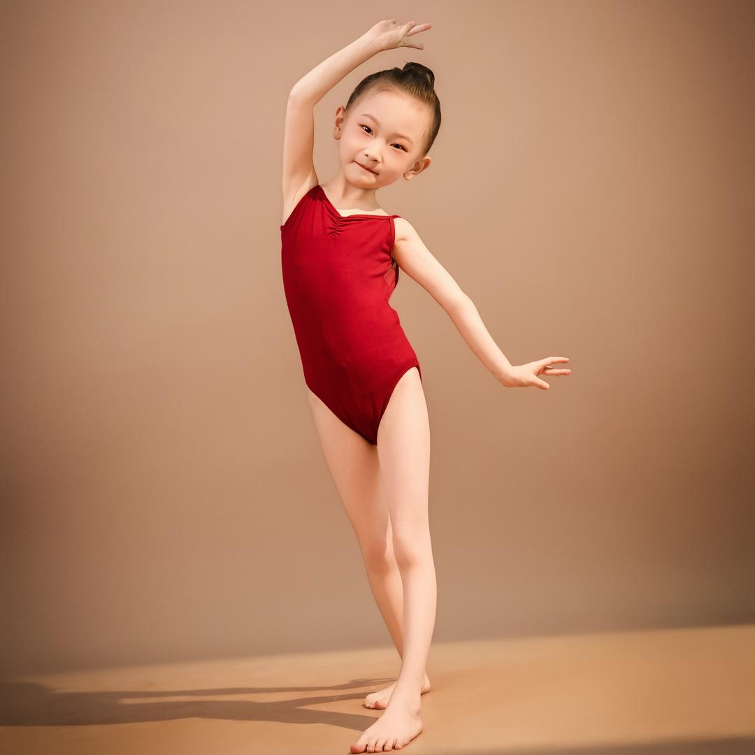 爱跳舞的小女孩