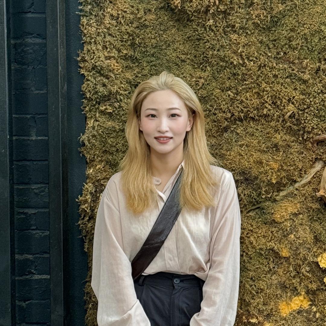 阿澜儿举着一枝花