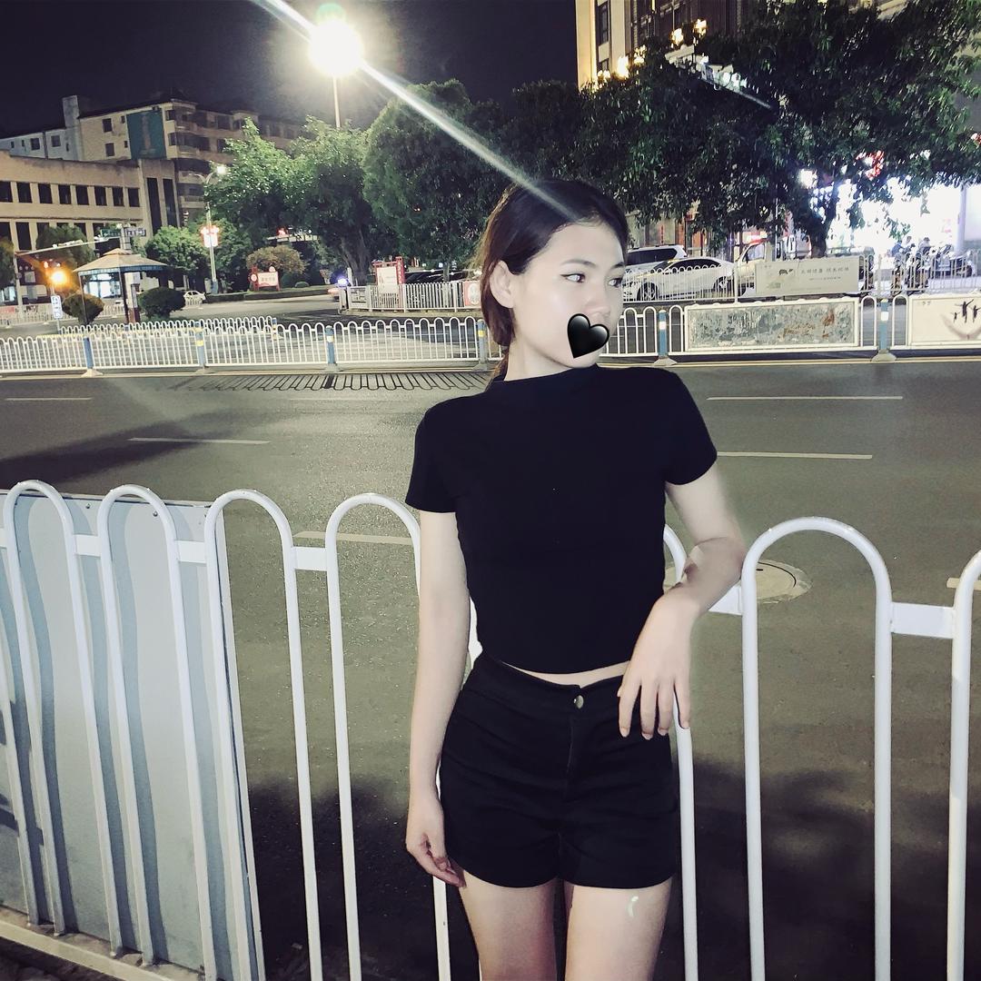 何 小 姐.