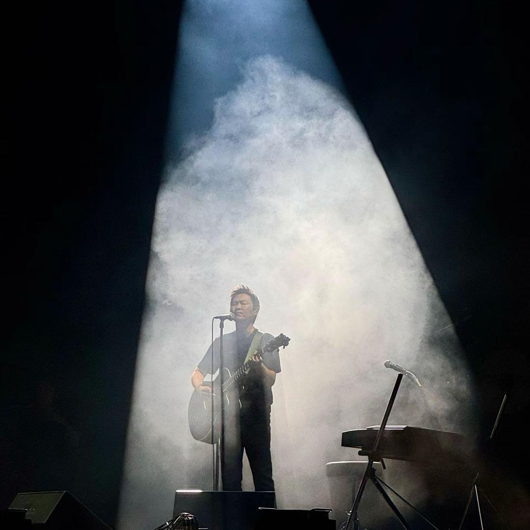 文静害羞腼腆的社恐小男孩