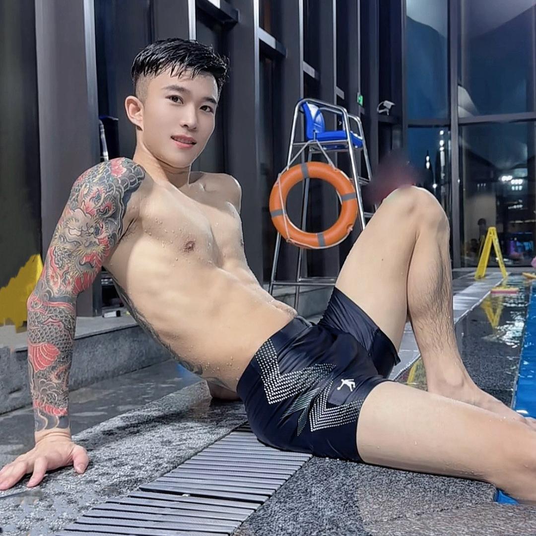 张潇 ·