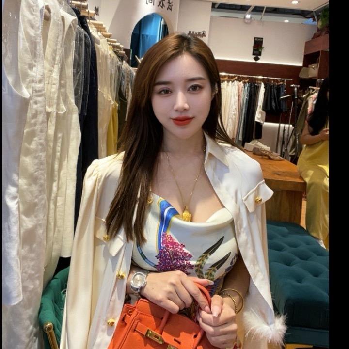 离石欧洲站老板娘（新粮贸17号高端女装）