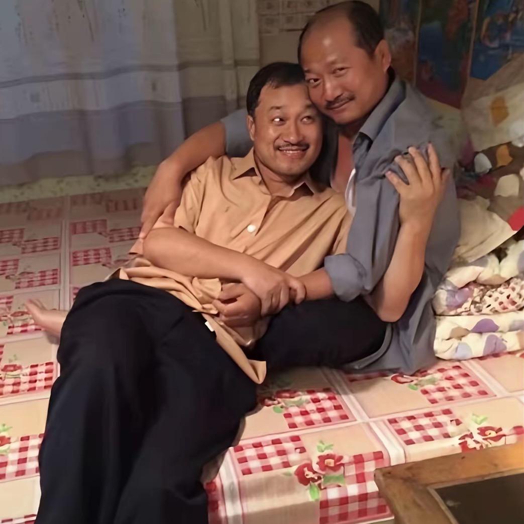 卓卓.