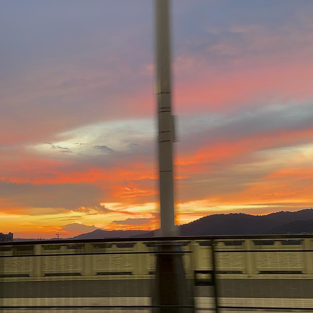 李同学在吃炒粉