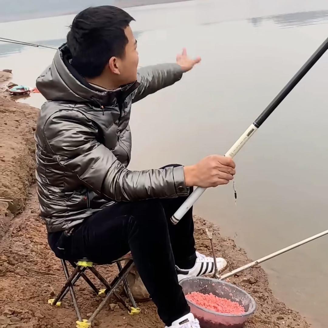 靓仔钓鱼