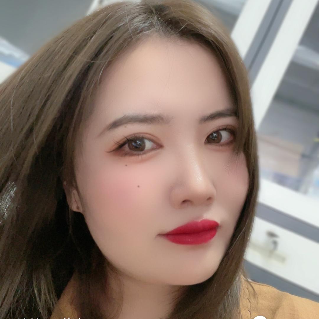 富态迷人的月亮